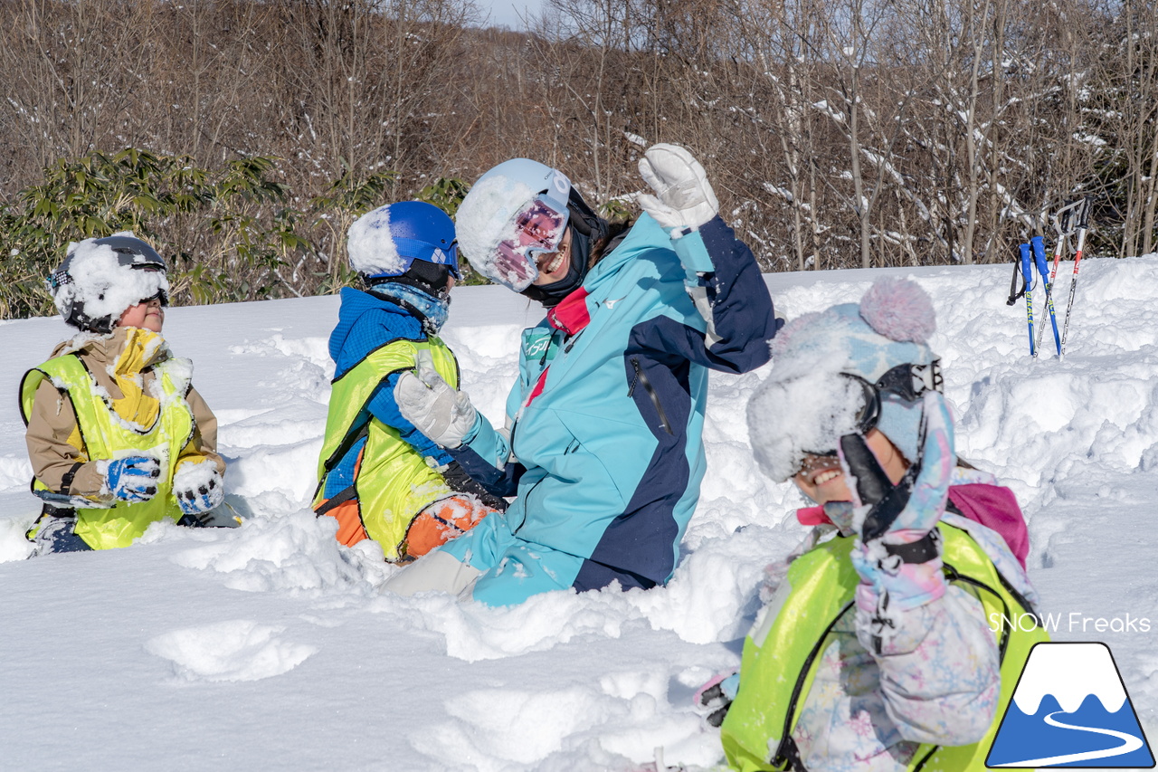 井山敬介さんと今年は秋元日菜子さんも一緒に、スキーをして、釜めしを食べて、思いっきり笑う！最高に幸せな１日が今年もやってきました(^^)v めもるホールディングス presents プロスキーヤー・井山敬介さんと行く『雪育ツアー』2025 in 恵庭｜ダイナスティスキーリゾート